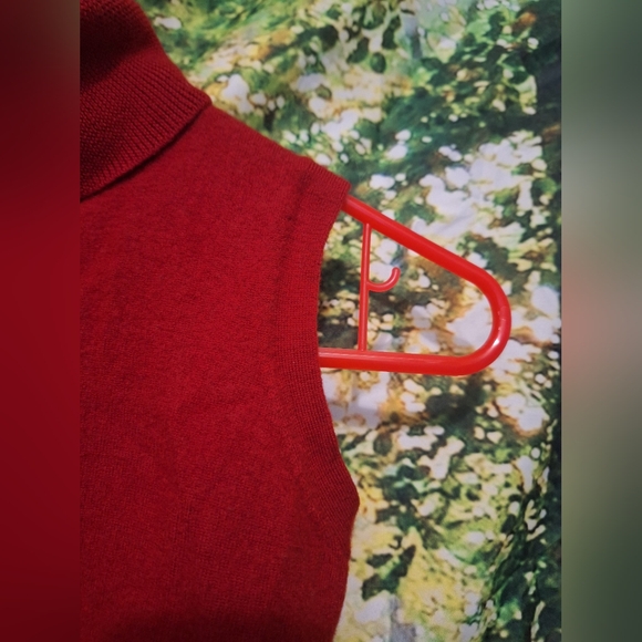 Sleeveless cherry red merino wool turtleneck - Picture 2 of 9